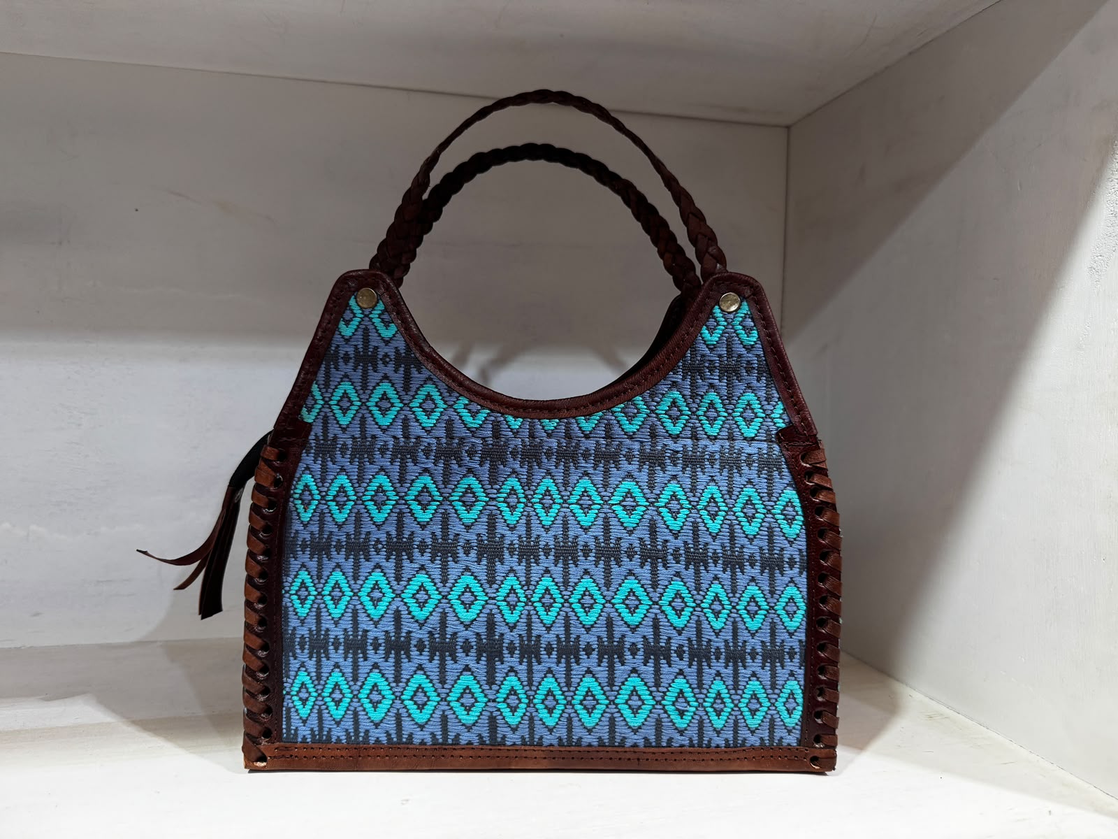 Bolsa azul con rombos turquesa y asas trenzadas